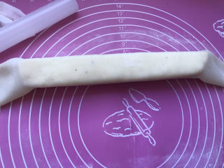 28、巧克力白玉卷,提起一边的面皮裹上蛋糕胚，另一边也同样提起来，尽量裹得贴合一些。