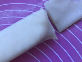 29、巧克力白玉卷,然后切去边角料。