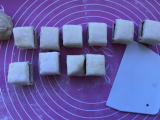 31、巧克力白玉卷,然后均匀地切段即可。