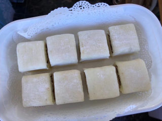 33、巧克力白玉卷,放在密封的容器里，可以冰箱冷藏一下再吃，味道更佳。