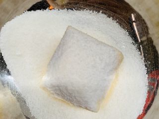 3、咸香芝士曲奇,加入糖粉。