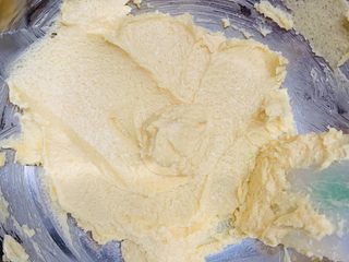 4、咸香芝士曲奇,翻拌均匀。