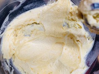 6、咸香芝士曲奇,中途刮刀翻拌一下，这样更打发更均匀。