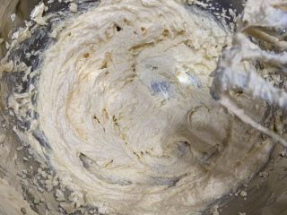 7、咸香芝士曲奇,继续打发到体积蓬松发白。