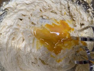 8、咸香芝士曲奇,分3次加入蛋黄。