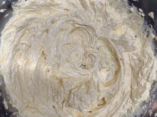 9、咸香芝士曲奇,直到打发完全融合就可以了。