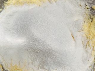 10、咸香芝士曲奇,筛入低粉。