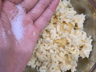 14、咸香芝士曲奇,一小撮盐。