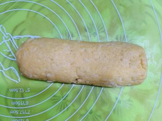 15、咸香芝士曲奇,揉均匀。