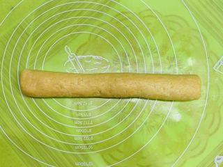 16、咸香芝士曲奇,擀成长条。