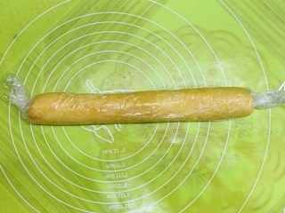 17、咸香芝士曲奇,保鲜膜包裹好放入冰箱冷冻1小时，是放冰淇淋的冷冻哈，不是保鲜的。