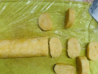 18、咸香芝士曲奇,时间到拿出切片，一厘米厚度左右。