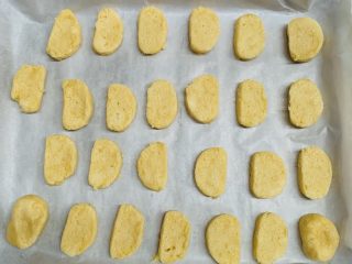 19、咸香芝士曲奇,均匀放在烤盆里，要间隔好距离。