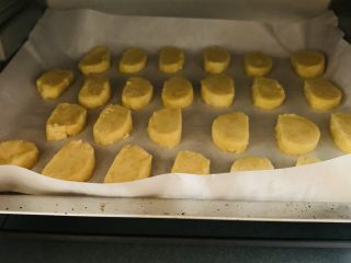 20、咸香芝士曲奇,烤箱170℃预热5分钟。