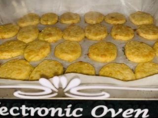 22、咸香芝士曲奇,不要走开，观察饼干表面芝士爆痘一样起泡才行。