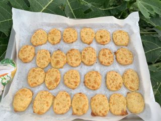 23、咸香芝士曲奇,烤好要是有连接在一起的掰开它。