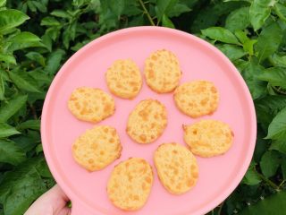 24、咸香芝士曲奇,趁热吃比较酥脆，冷了不行，就韧了。