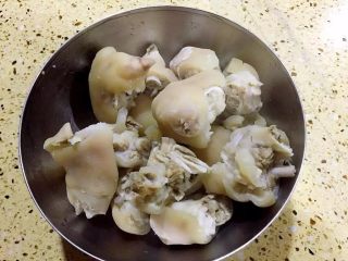 4、女生都要吃的猪脚姜,抄过水的猪手再次洗净备用