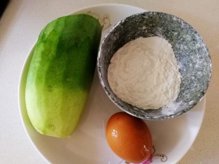 1、萝卜丝薄饼,主料：半个青萝卜去皮，一个鸡蛋，面粉少半碗。