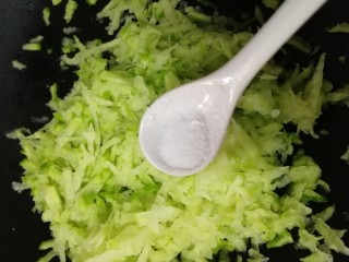 2、萝卜丝薄饼,插板插成丝，放入适量盐腌制几分钟。