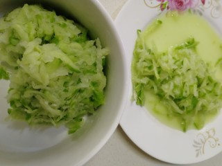 3、萝卜丝薄饼,攥出水份。