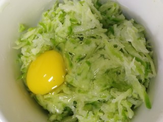 4、萝卜丝薄饼,青萝卜丝里打入一个鸡蛋。