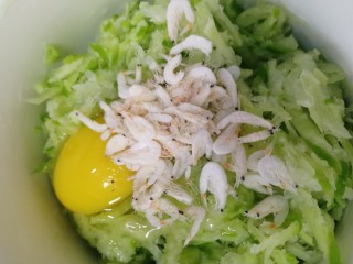 5、萝卜丝薄饼,放适量虾皮。