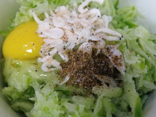 6、萝卜丝薄饼,洒适量椒盐。