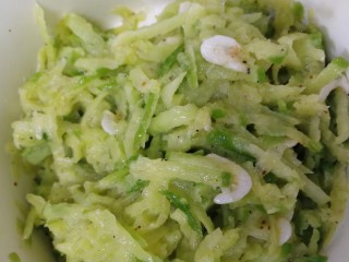 7、萝卜丝薄饼,搅拌均匀。