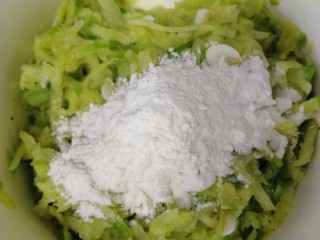 8、萝卜丝薄饼,放入面粉。