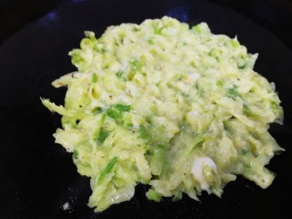 11、萝卜丝薄饼,放入萝卜丝面糊，压成薄薄的饼小火烙至底部定型。