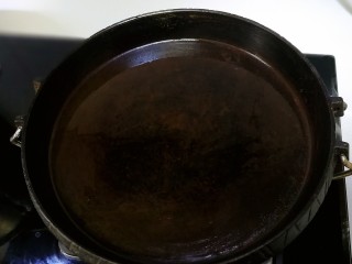 10、萝卜丝薄饼,平底锅倒入适量油。