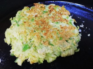 12、萝卜丝薄饼,小火一面烙至金黄翻另一面。