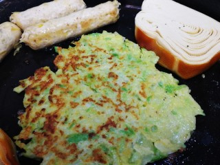 13、萝卜丝薄饼,萝卜丝薄饼很容易熟，烙至两面微焦，再煎两根香肠，一块豆腐卷。