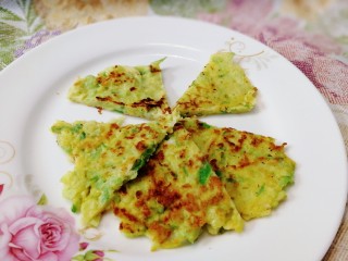 15、萝卜丝薄饼,切块盛盘。