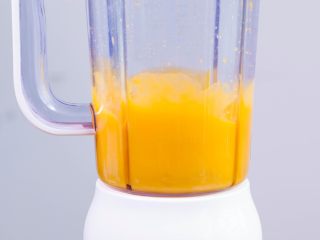 6、【免烤箱蛋糕】零失败芒果慕斯蛋糕,取400g芒果，用料理机打成芒果泥。