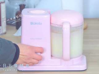 2、蜂蜜生姜萝卜饮,放入料理机，搅打一下。