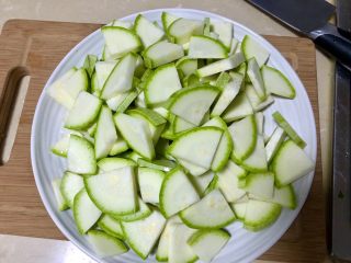 1、西葫芦炒火腿,西葫芦切块