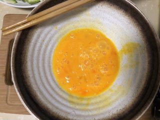 3、西葫芦炒火腿,三颗鸡蛋打散备用