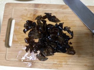 4、西葫芦炒火腿,木耳泡发后切丝