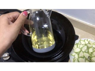 5、西葫芦炒火腿,起锅热油