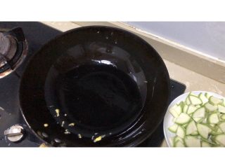 8、西葫芦炒火腿,锅中留有底油继续用