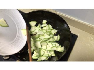 10、西葫芦炒火腿,再加入西葫芦块翻炒均匀