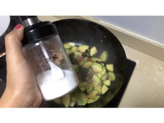 15、西葫芦炒火腿,加适量食盐搅拌均匀