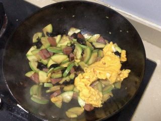 16、西葫芦炒火腿,加入之前炒好的鸡蛋