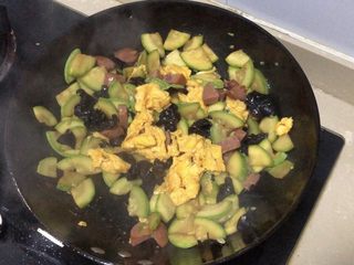 17、西葫芦炒火腿,搅拌均匀就可以出锅啦