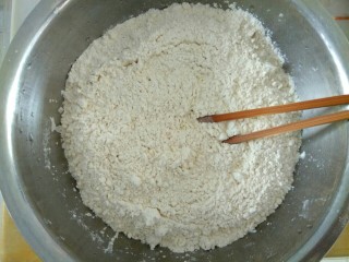 1、#猪五花#  白菜猪肉锅贴,适量面粉