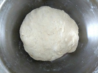 3、#猪五花#  白菜猪肉锅贴,揉成光滑的面团，盖上保鲜膜醒一会儿