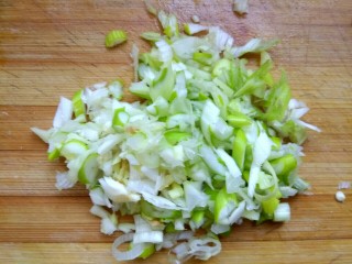 4、#猪五花#  白菜猪肉锅贴,葱姜切碎