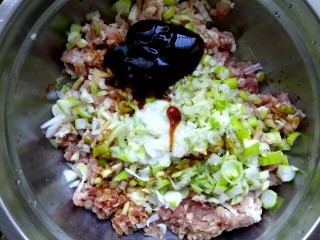 5、#猪五花#  白菜猪肉锅贴,五花肉绞成肉馅，肉馅中放入葱姜，两勺蚝油，两勺生抽，适量盐，适量香油，搅拌均匀
